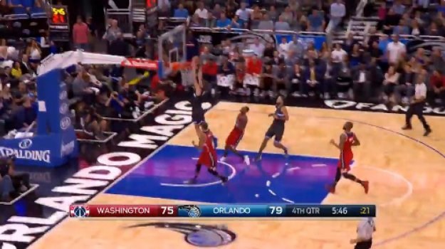 Zablistao kad je bilo najpotrebnije: Pogledajte kako je Super Mario zakucavanjem digao navijače na noge