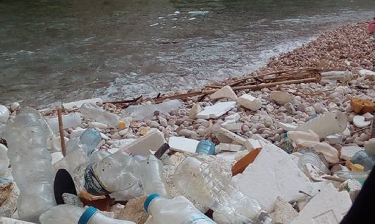 Plaža na Visu proglašena je jednom od najljepših na svijetu, a sad je krcata smećem