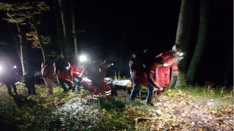 HGSS usred noći na Velebitu spašavao dvoje ljudi, lutali su po miniranom području