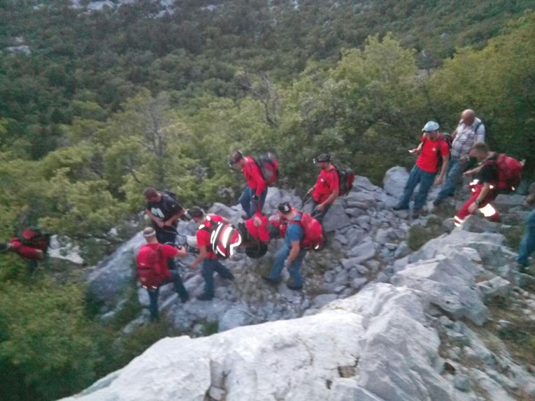 FOTO HGSS spasio muškarca koji je ostao zarobljen na Velebitu