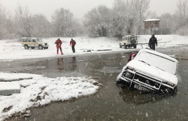 VIDEO Glupo i opasno: Vozili po zamrznutoj Dravi, spašavao ih HGSS