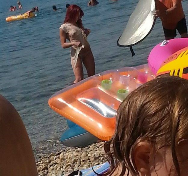 Snimali erotske scene na prepunoj plaži u Puli: "Djevojka stenje, ljudi s djecom bježe"