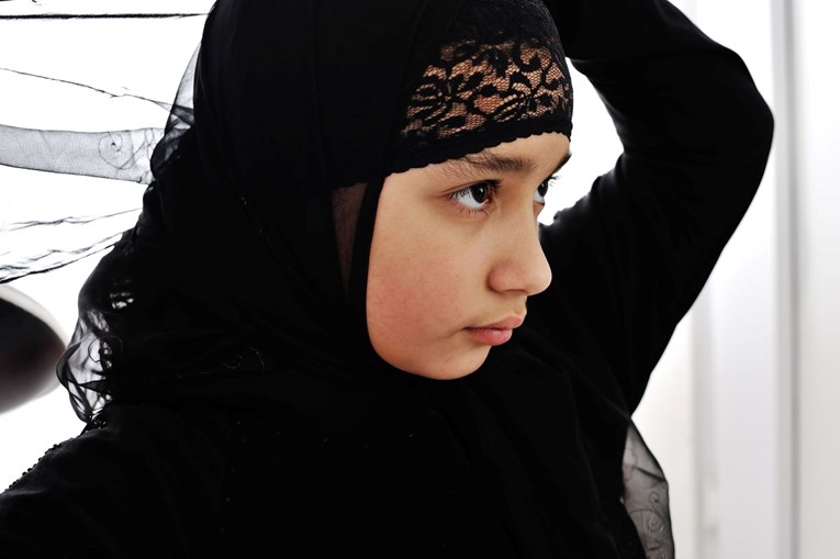 Učitelj u New Yorku otpušten nakon što je djevojčici strgnuo hidžab s lica