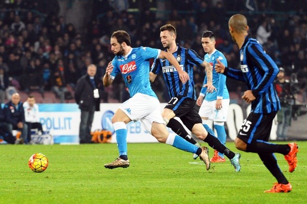 Napoli minimalno slavio u derbiju, Inter u zadnjoj minuti dva puta pogodio vratnicu