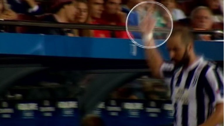 HIGUAINE, LUZERU Gospodin Nevidljivi pokazao srednji prst navijačima Barcelone