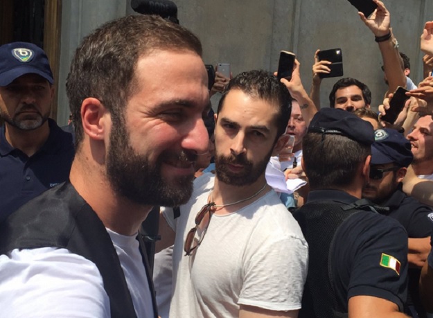Gonzalo Higuain sletio u Torino i bacio navijače Juvea u trans: Upoznajte našu novu devetku