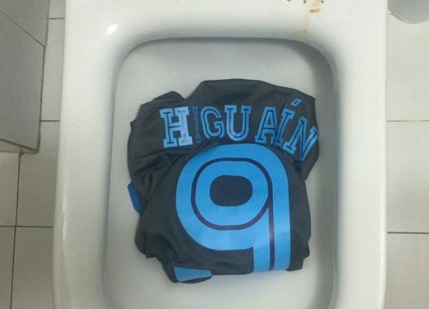 FOTO Napolijevi navijači nisu baš dobro prihvatili Higuainov odlazak u Juve