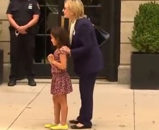 VIDEO Internet bijesni na Hillary Clinton jer je zagrlila jednu djevojčicu