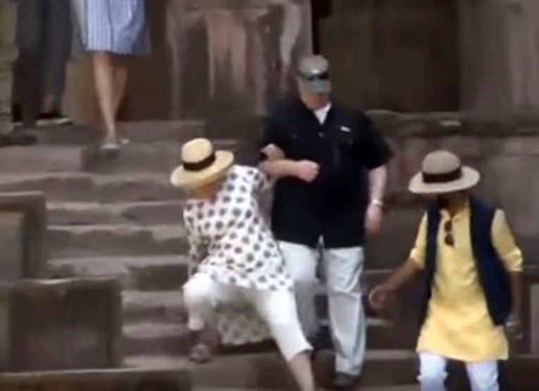 Hillary Clinton snimili kako se poskliznula niz stepenice. Dvaput