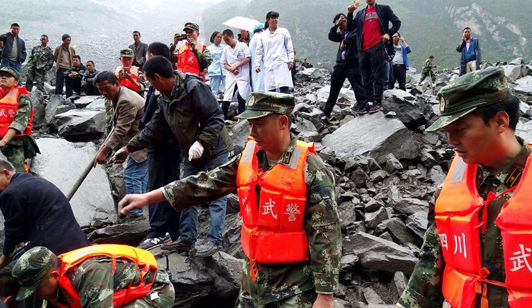TRAGEDIJA U KINI Najmanje 140 osoba zatrpano klizištem, na selo palo više desetaka tona kamenja