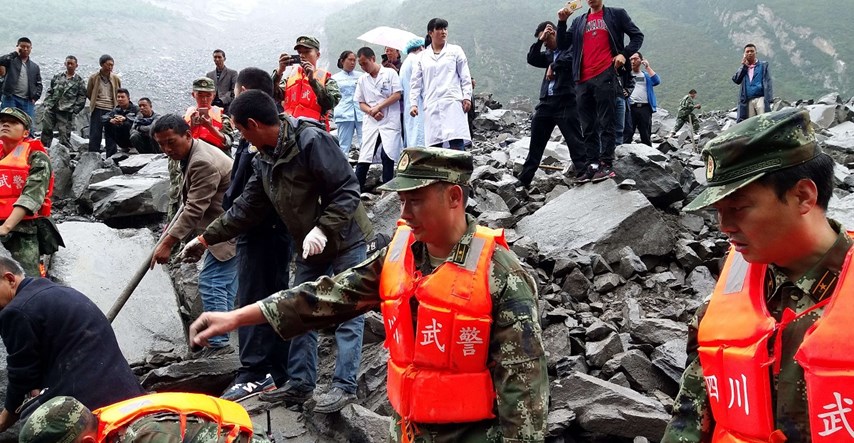 TRAGEDIJA U KINI Najmanje 140 osoba zatrpano klizištem, na selo palo više desetaka tona kamenja