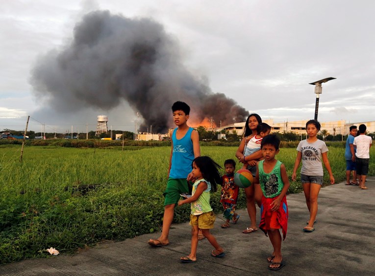 VIDEO Više od sto ljudi ozlijeđeno u požaru u filipinskoj tvornici, strahuje se da je ostalo zarobljenih u vatri