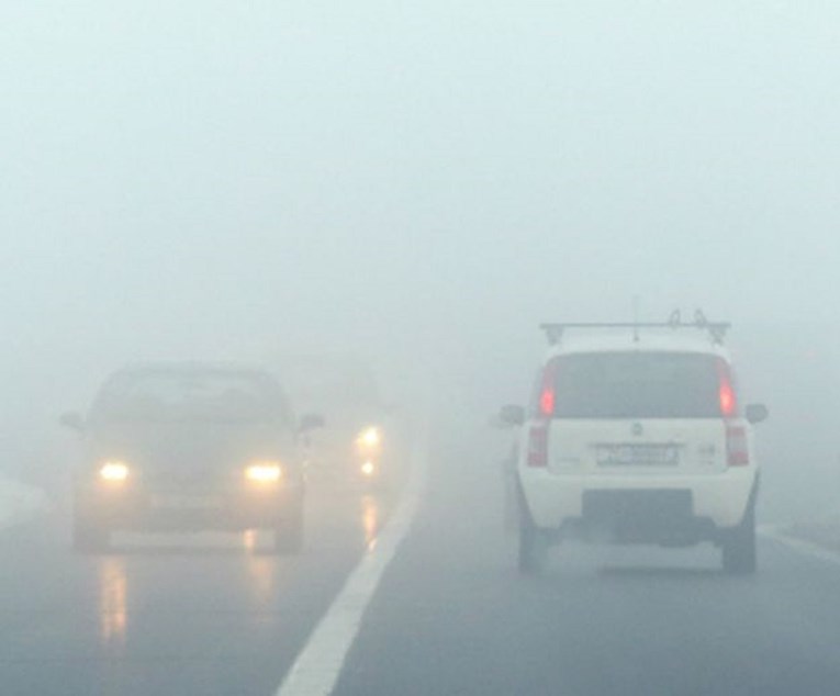VOZAČI, OPREZ Kolnici mokri, a magla otežava promet
