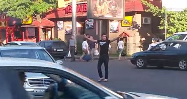 Pokvareni semafor izazvao kaos na raskršću, a onda se pojavio on