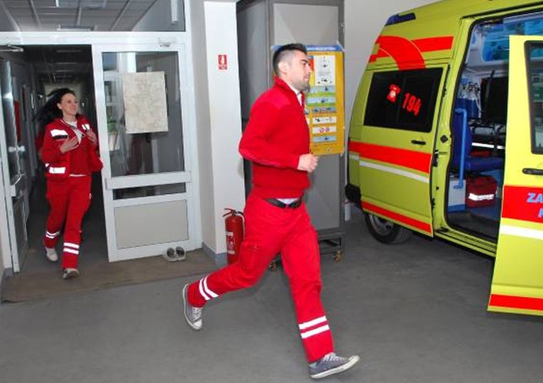 Automobil naletio na 77-godišnjakinju u Borovu, hitno je prebačena u bolnicu