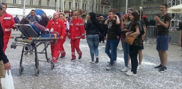 Maturant pao s krova automobila