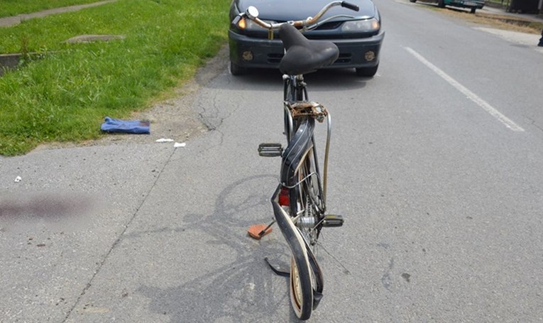 Kod Slavonskog Broda u naletu auta teško ozlijeđen biciklist, liječnici se bore za njegov život