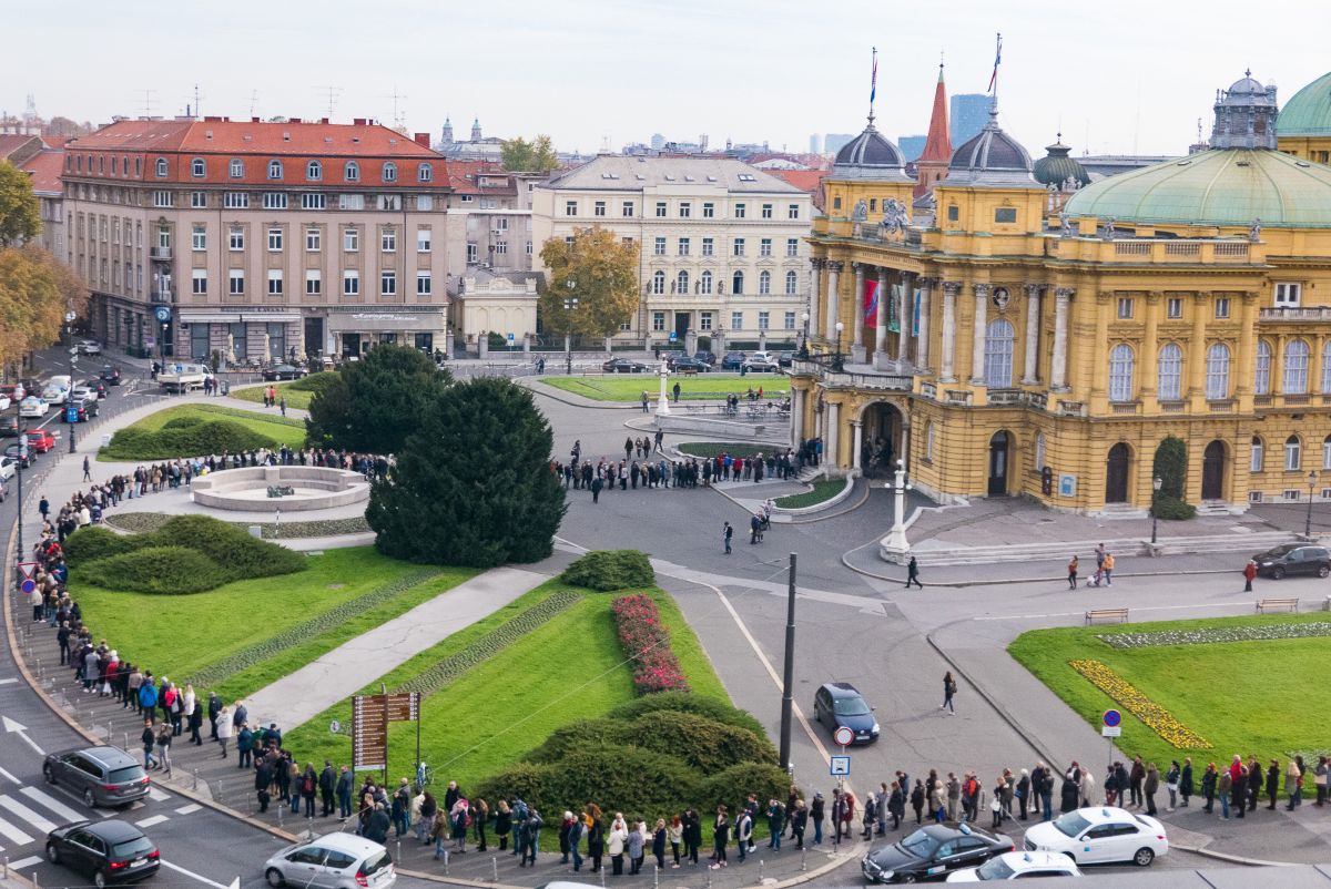 Ispred HNK u Zagrebu jučer je cijeli dan bio red zbog "Orašara", evo koliko ulaznica je prodano