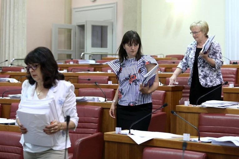 FOTO Uhvaćen trenutak selidbe triju zastupnica HNS-a u krilo partnera iz HDZ-a