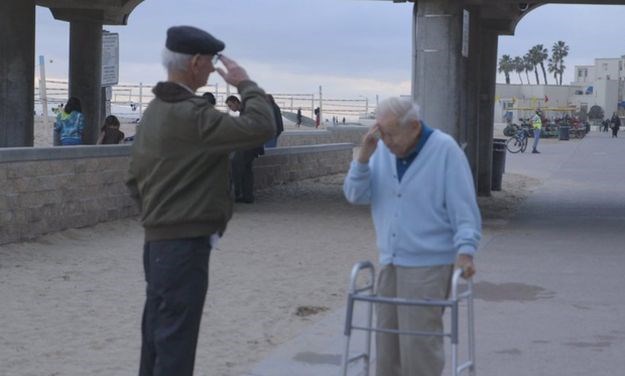 Nakon 70 godina susreo se sa svojim osloboditeljem, salutirao mu pa pao na koljena