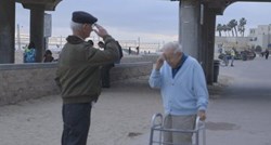 Nakon 70 godina susreo se sa svojim osloboditeljem, salutirao mu pa pao na koljena