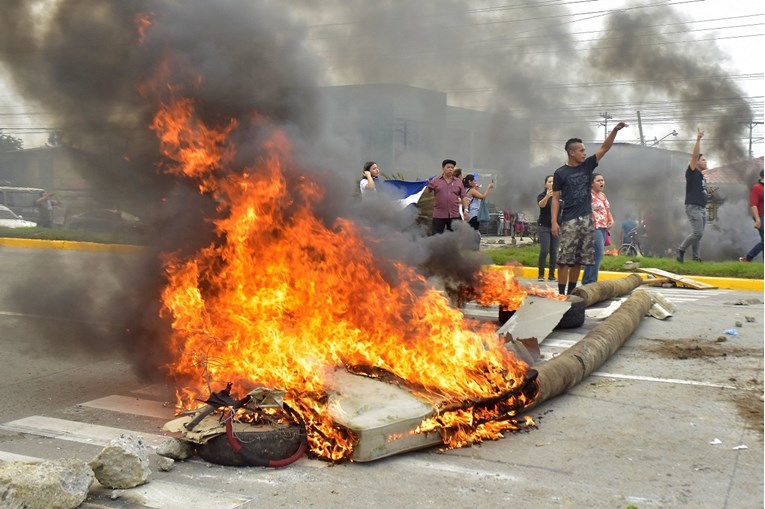 Vlada u Hondurasu proglasila izvanredno stanje jer oporba ne prestaje s prosvjedima
