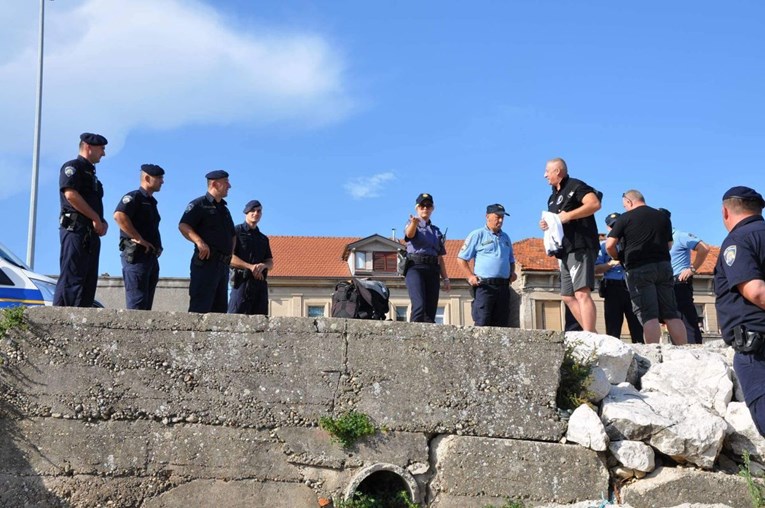 FOTO Splitski HOS-ovci plovili Neretvom s zastavom s natpisom Za dom spremni, intervenirala policija