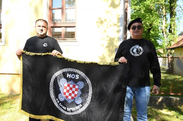 Pogledajte snimku incidenta u Jasenovcu: Razvili zastavu s ustaškim pozdravom, policija istražuje