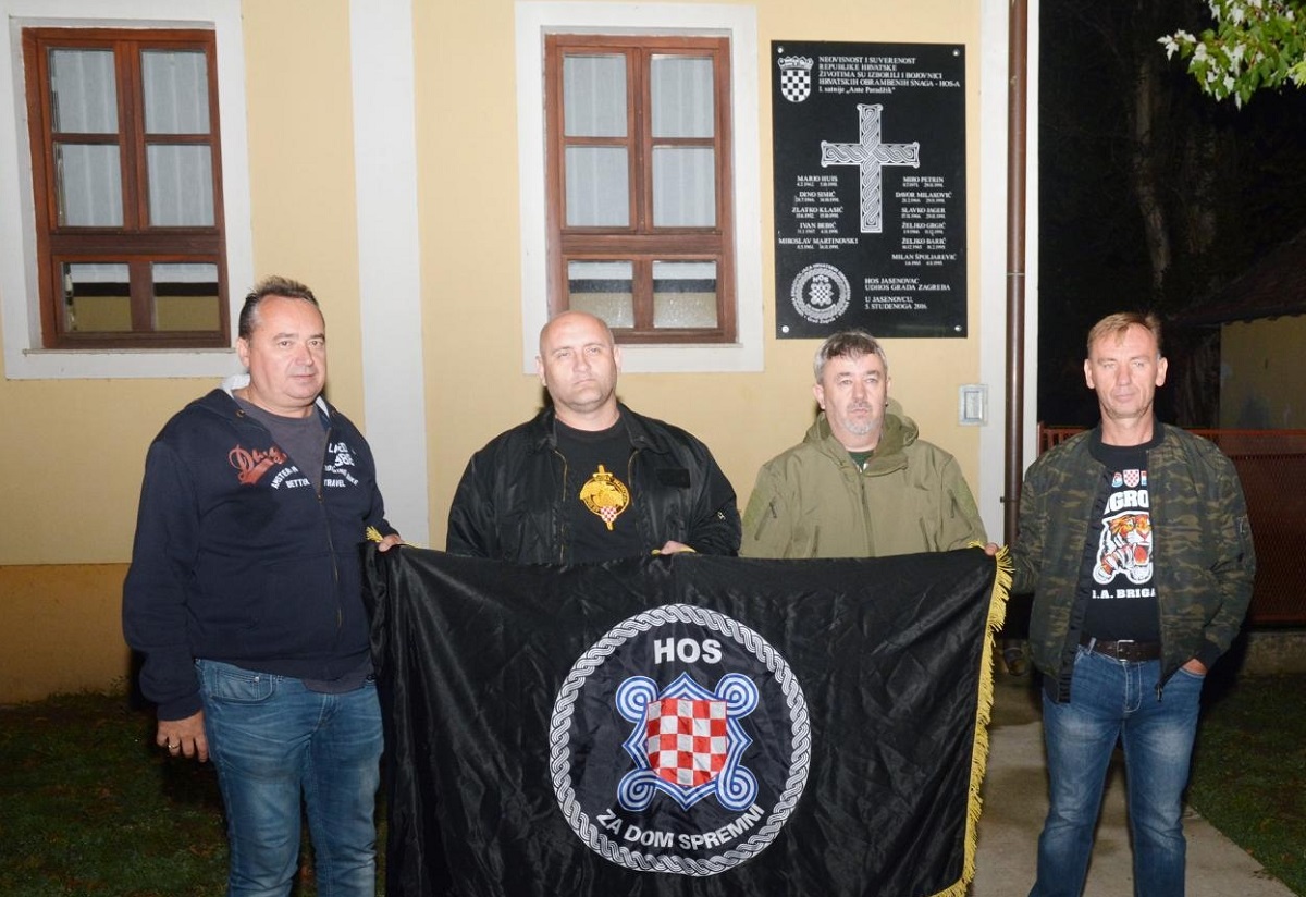 HOS-ovci sinoć u Jasenovcu stražarili kod sporne ploče, sazvali izvanrednu presicu