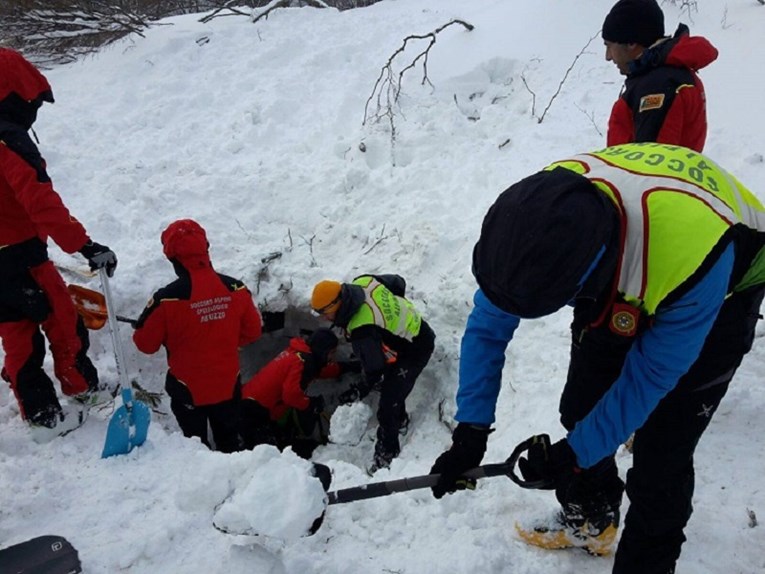 VIDEO Iz hotela zatrpanog lavinom spašeni majka i sin, evo kako su preživjeli 43 sata pod snijegom