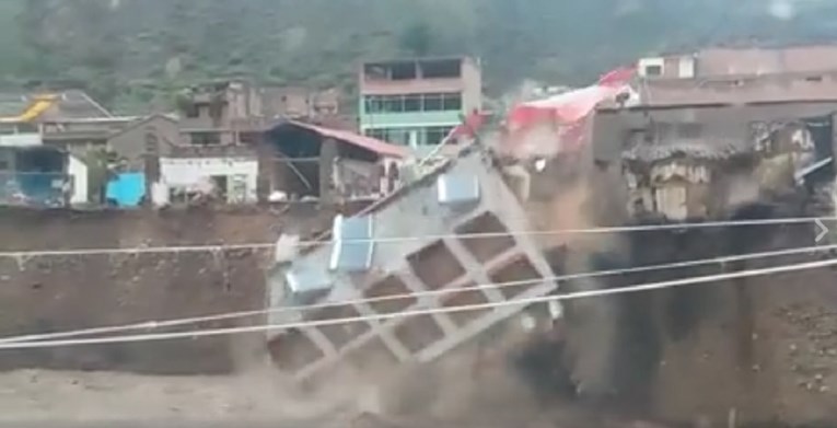 VIDEO Hotel se potpuno urušio u rijeku zbog poplave