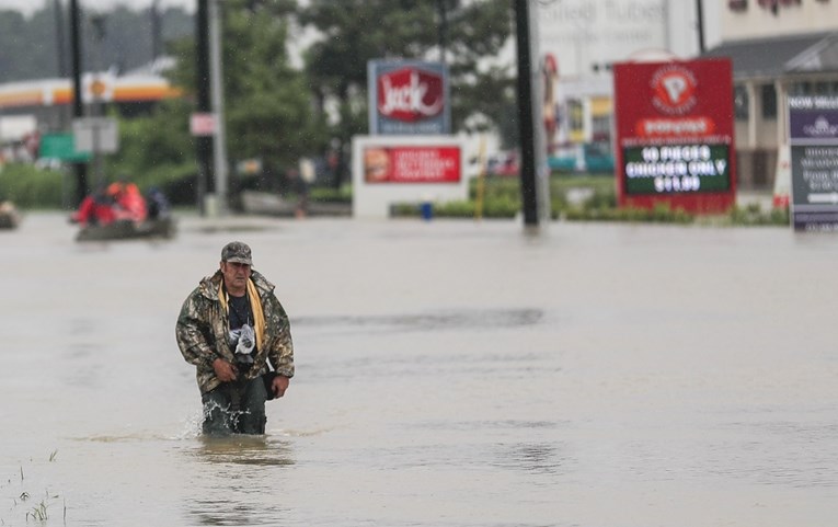 VIDEO Zbog pljački i oružanih napada u poplavljenom Houstonu uveden policijski sat