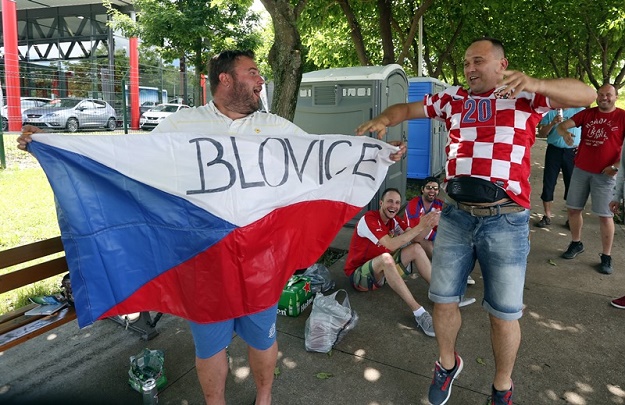 KREĆE LUDNICA U ST. ETIENNEU Hrvatski navijači s Česima šalju lijepe slike u svijet
