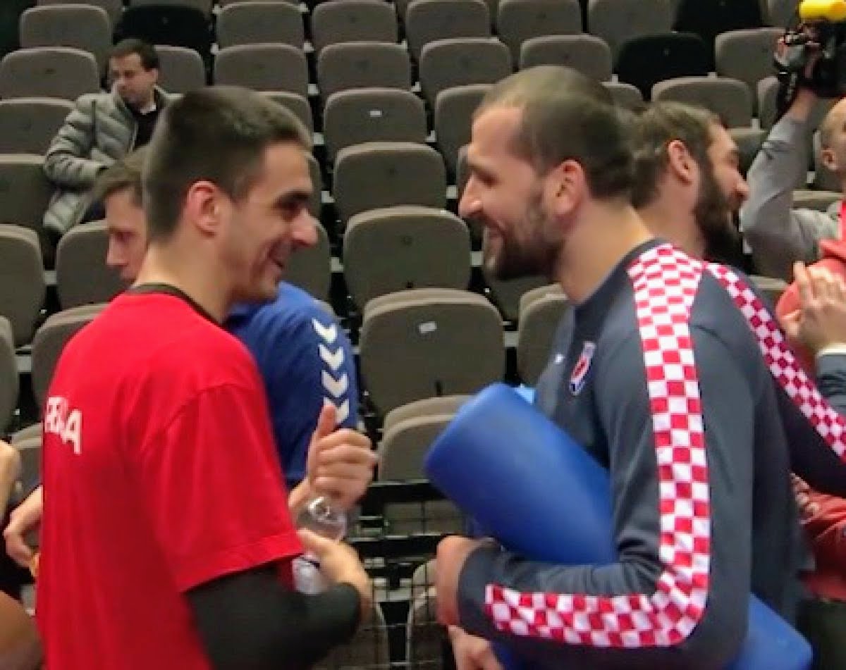 POLJUPCI I ZAGRLJAJI Pogledajte kako su hrvatski rukometaši dočekali srpske u dvorani