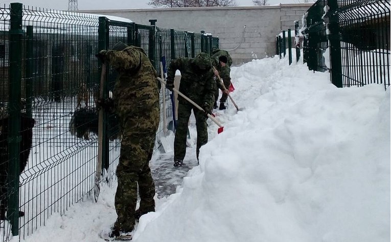 VIDEO Hrvatska vojska skočila u pomoć napuštenim psima zatrpanim u snijegu
