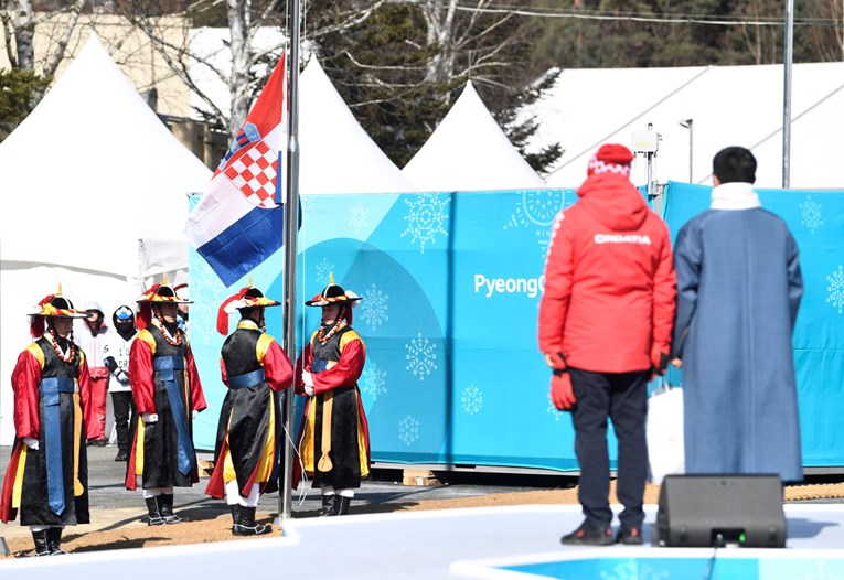 POVIJESNI TRENUTAK U Olimpijskom selu uz Lijepu našu podignuta hrvatska zastava