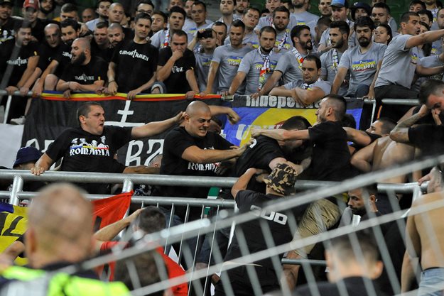 Žestoka tučnjava Rumunja i Mađara u Budimpešti: Huligani okretali aute, čupali prometne znakove
