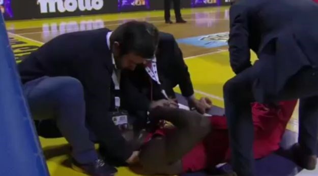 VIDEO Košarkaša Olympiakosa nokautirao suigrač
