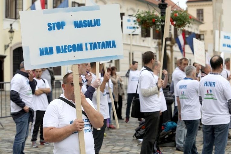 FOTO Prosvjednici na Markovom trgu: "Ja sam tata, a ne bankomat"