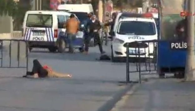 Horor u Istanbulu se ponavlja: Napadači ranili dva policajca, ubijena napadačica koja je nosila bombu