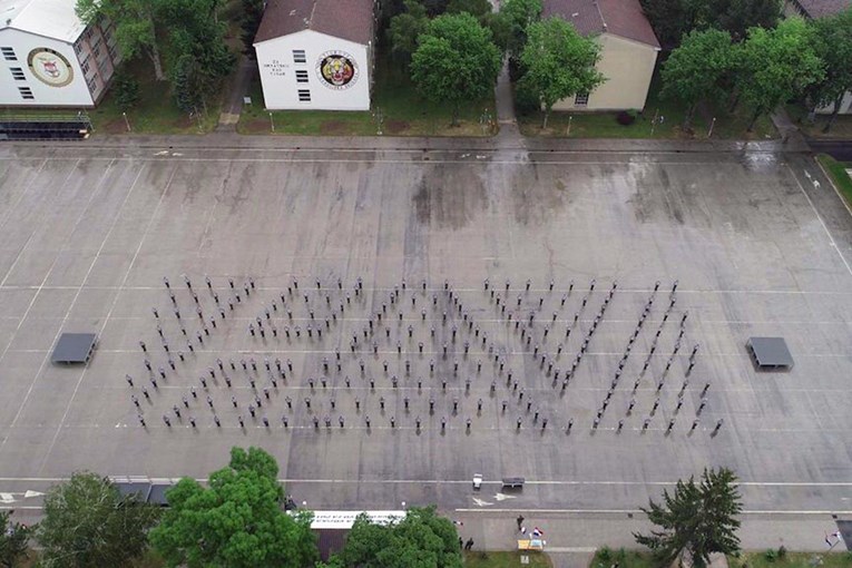 Pogledajte kako izgleda najveće grupno vježbanje HV-a snimljeno dronom