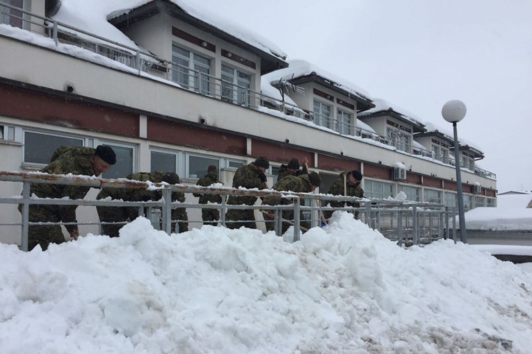LIKU ZATRPAO SNIJEG Vojska na terenu, pomaže čistiti snijeg, pogledajte fotografije