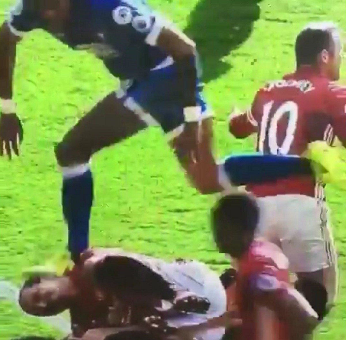 IBRA U CENTRU KAOSA Laktom se osvetio za gaženje po glavi, pa isprovicirao crveni za suparnika