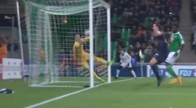 Ibrin gol razbjesnio navijače St Etiennea: Zasuli teren i prekinuli utakmicu uvjereni da lopta nije prešla crtu