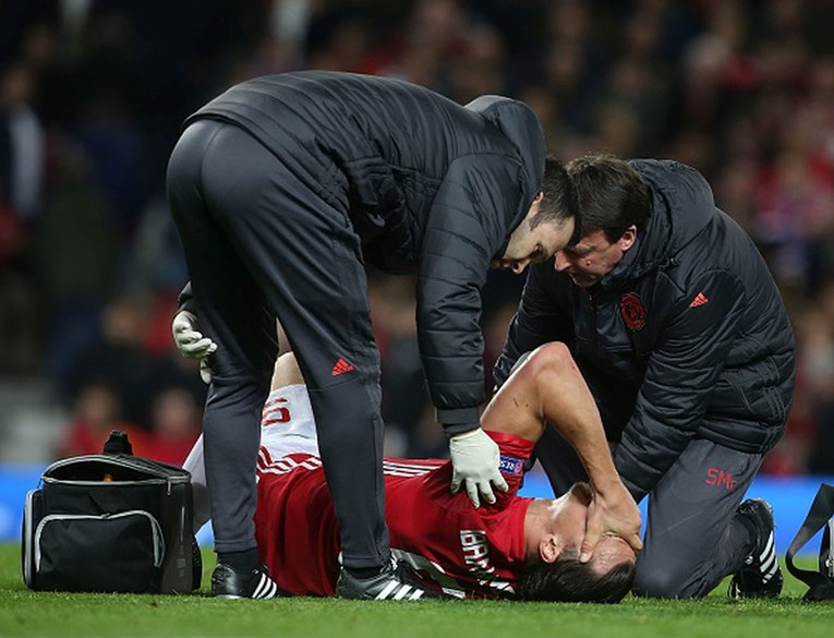OVO IZGLEDA BOLNO Ibrahimović se teško ozlijedio pa napustio Old Trafford na nogama