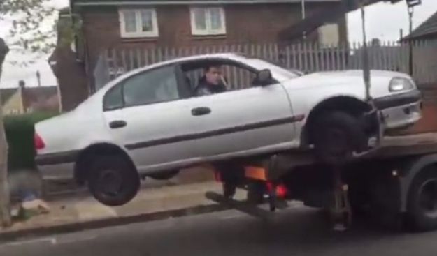 VIDEO Pauk mu je dignuo auto, a on se zatim upisao među najveće idiote koji su ikada sjeli za volan