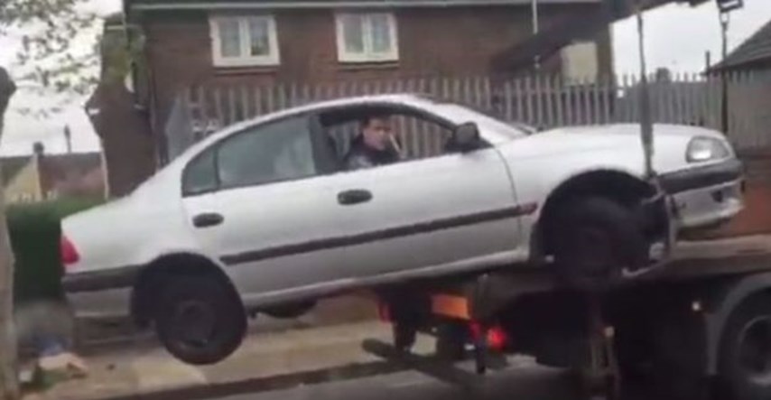 VIDEO Pauk mu je dignuo auto, a on se zatim upisao među najveće idiote koji su ikada sjeli za volan