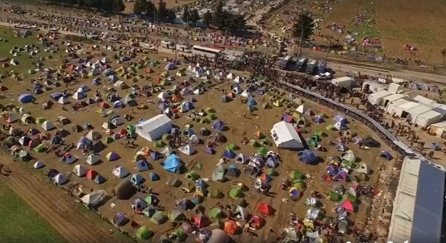 VIDEO Dron snimio očajnu masu ljudi zatočenu na granici; Austrija odlučna: Više ne primamo nikog