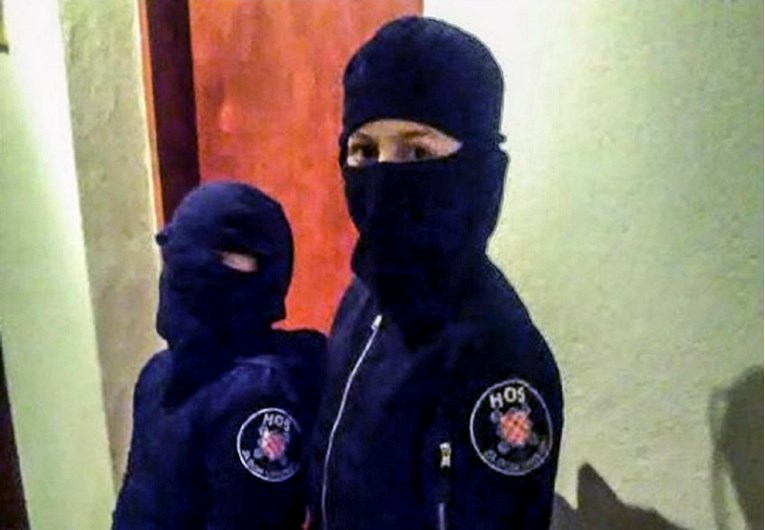 Šef dalmatinskog HSP-a objavio slike djece u fantomkama i uniformama s ustaškim pozdravom