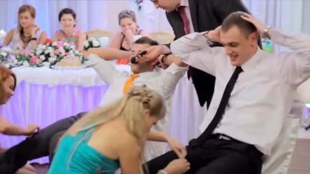 VIDEO Bizarna igrica na svadbi: Ispipala mu međunožje pred svima da dođe do novčića